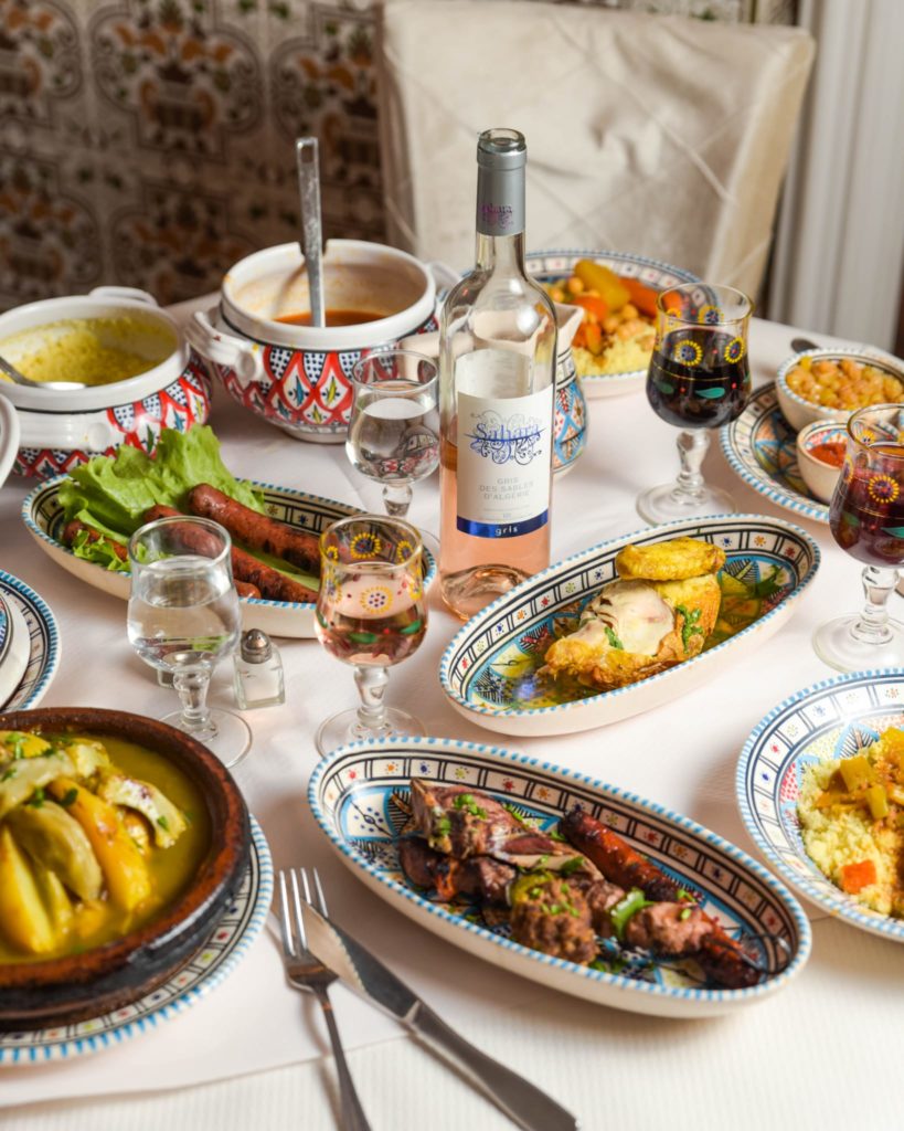 Menu traditionnel avec d'épices orientales