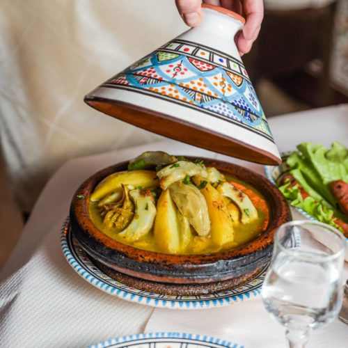 Plats délicieux garni de légumes frais